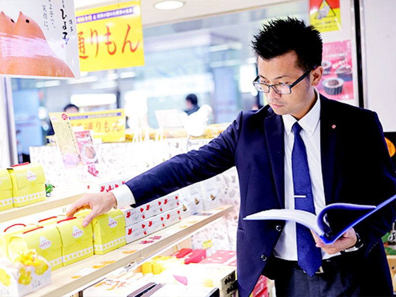 専門店事業本部 専門店事業部 銘品蔵運営課 小田 健嗣